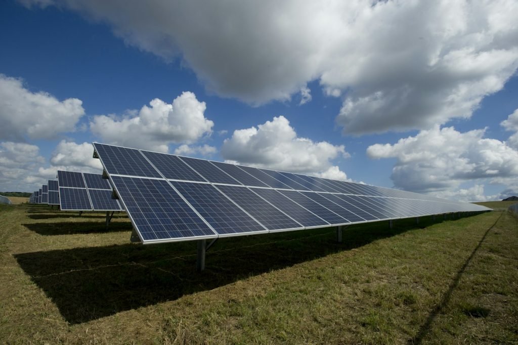 Panneaux solaires dans un champ